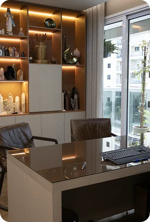 Consultório da Clínica Zilli, com mesa de atendimento e vista para a varanda